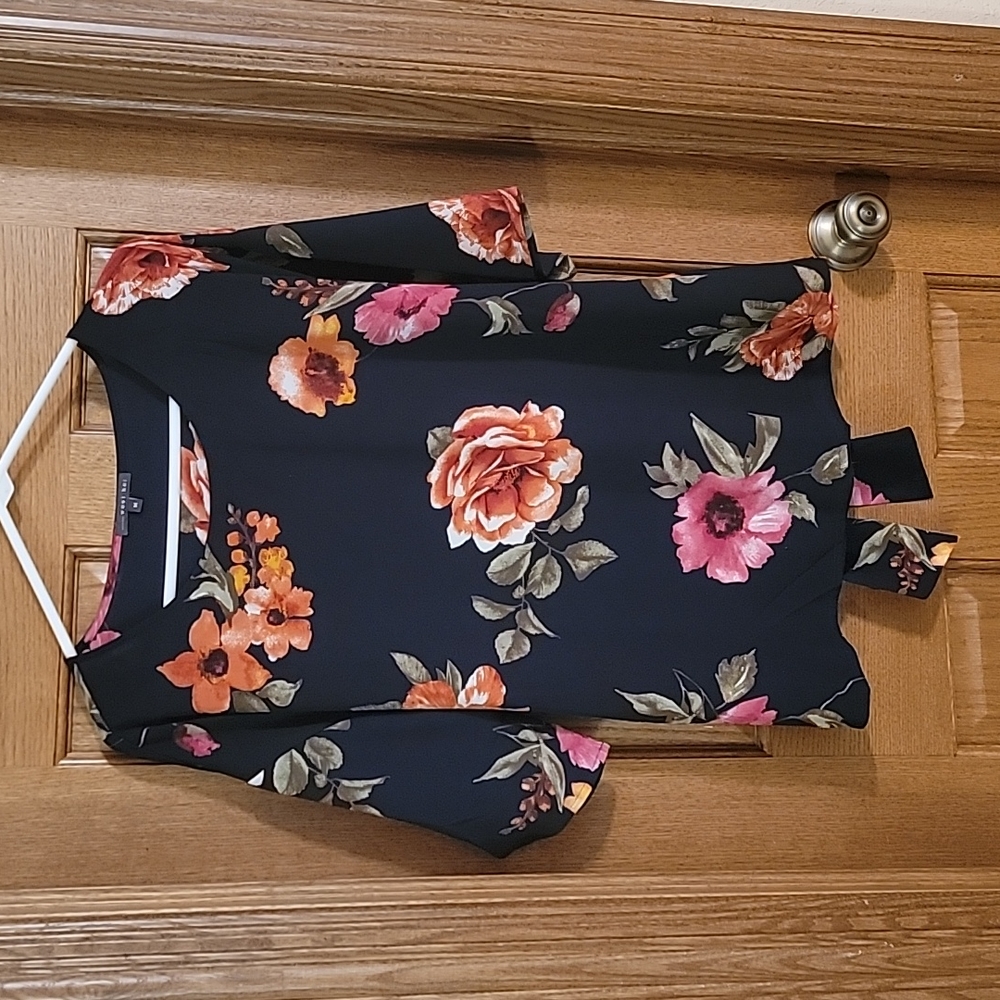 M West Kei top, black w/large flowers